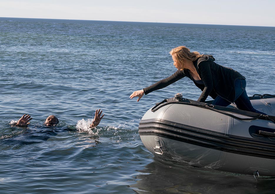 Madison Clark (Kim Dickens) reaches out her hand to rescue an injured Victor Strand (Colman Domingo)