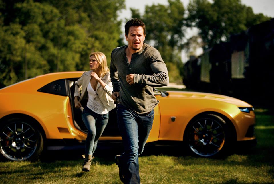 Nicola_Peltz_and_Mark_Wahlberg