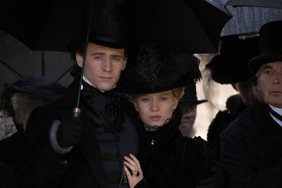 “Crimson Peak” Has Intrigue, But Few Scares