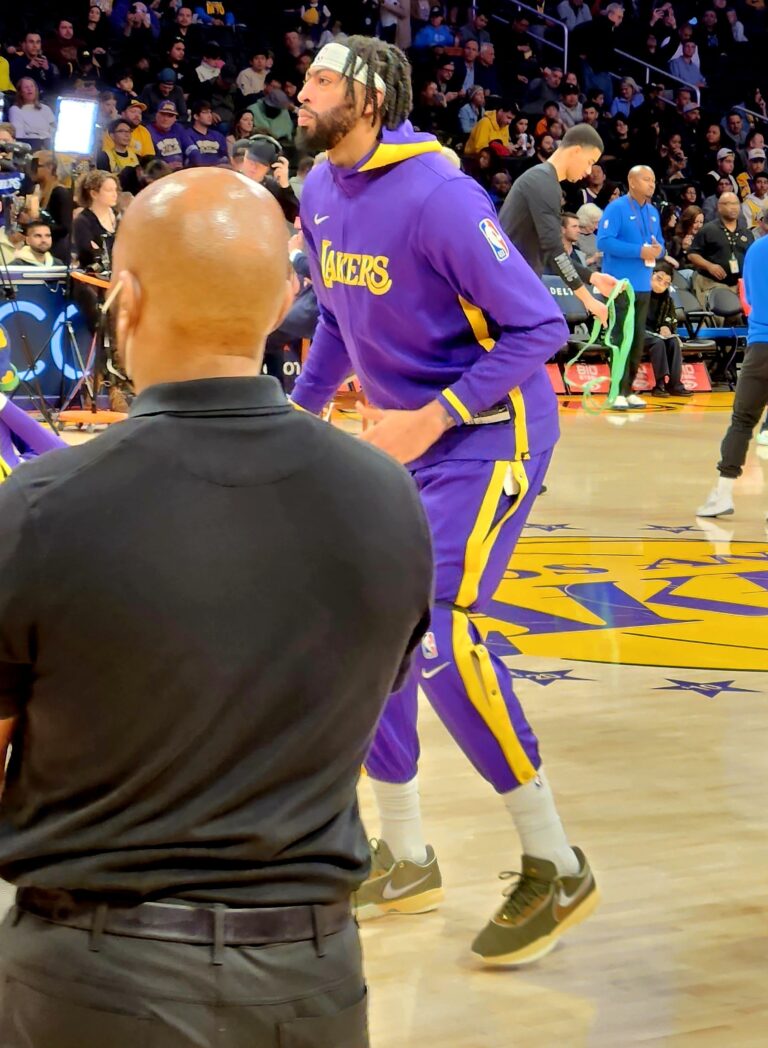 Lakers Beat The Suns In Home Opener