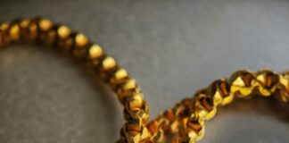 Juvenile Suspects Sought In Robbery And Stabbing