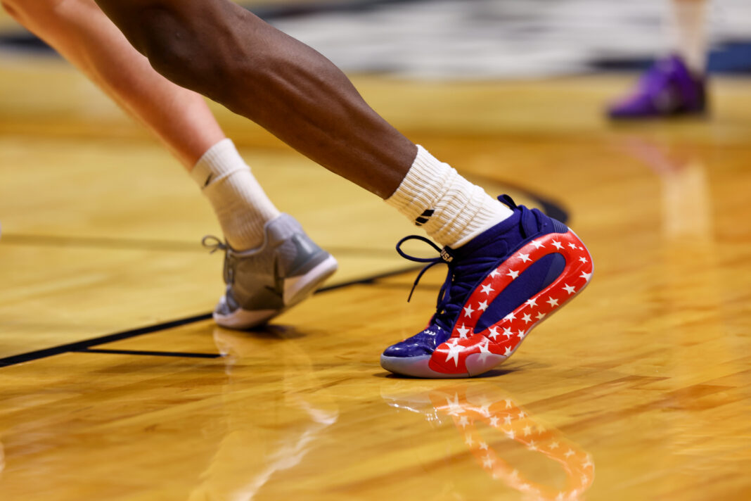 Basketball Shoe / Basketball
